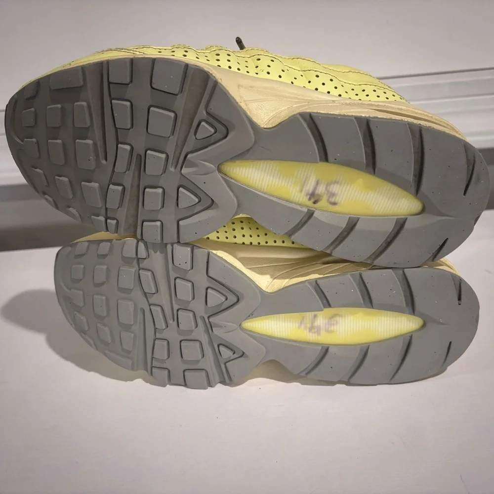Nike Air Max 95 GS Citron Tint Wolf Grey Sneakers Sz 4.5Y